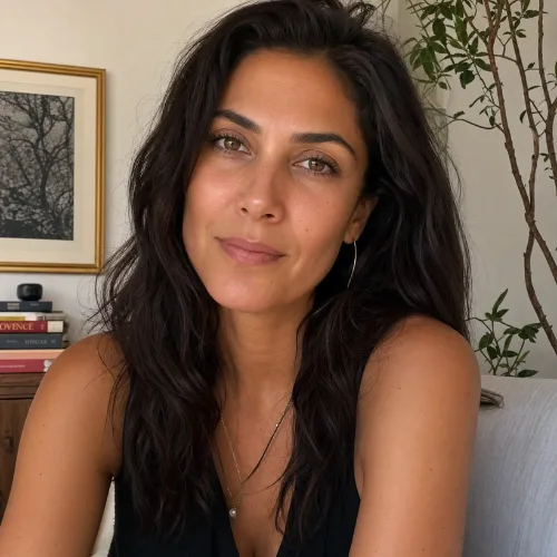 Alisa, founder of Alisa Medium Studio